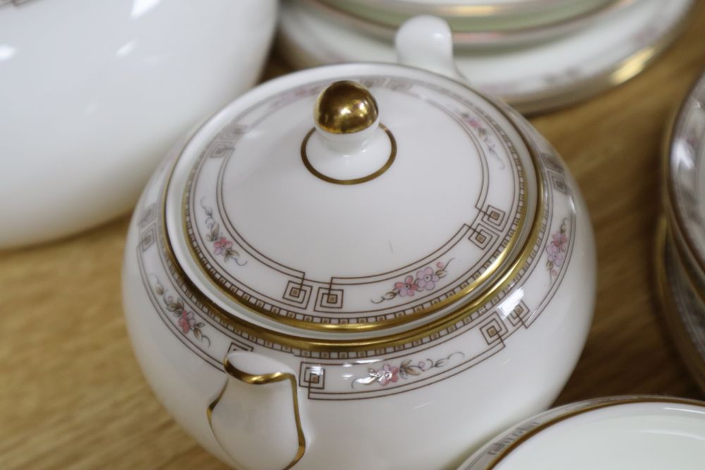 A Wedgwood Colchester pattern tea service